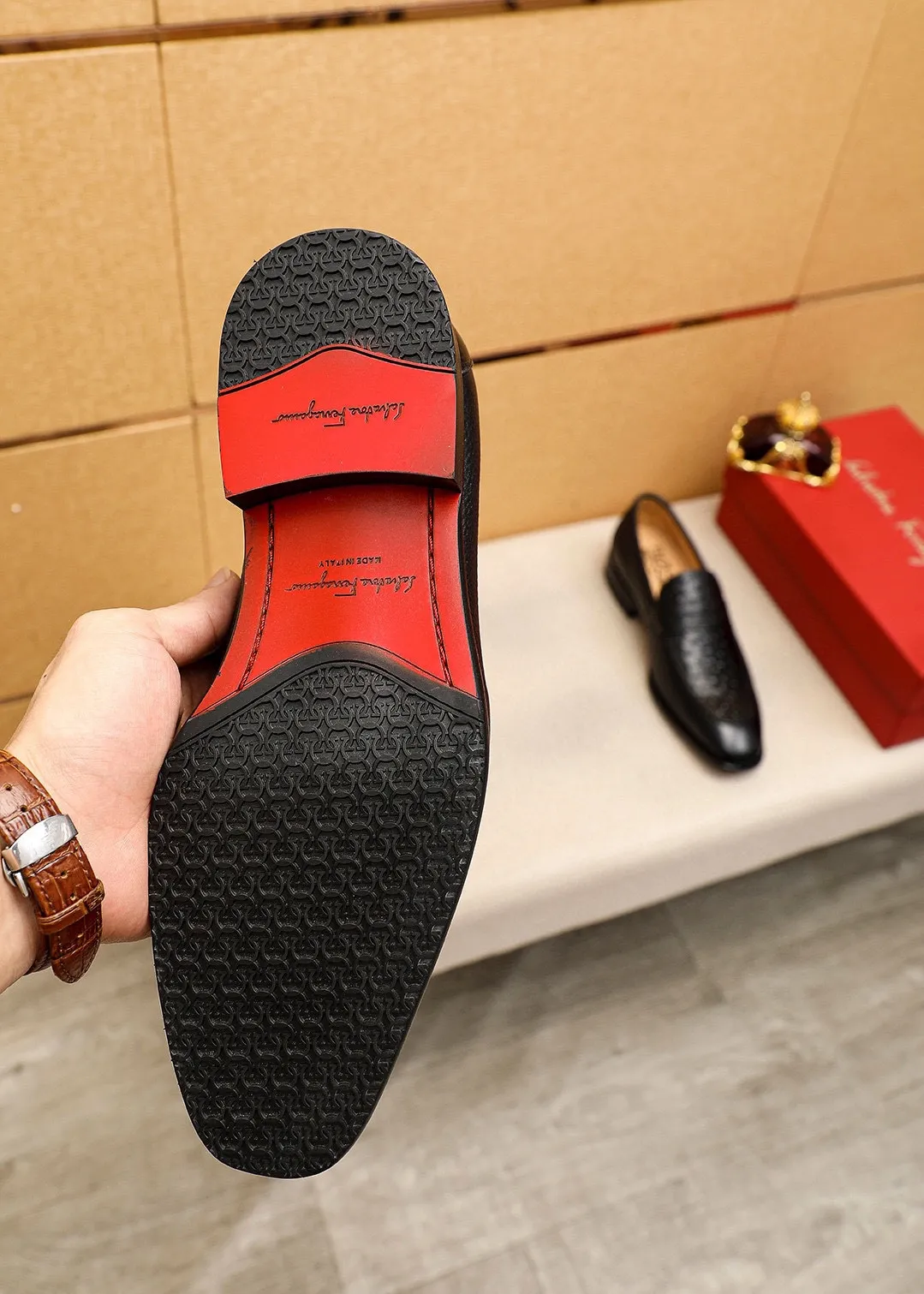 Men's shoes 💰480💰 Product trademark: Ferragamo "Ferragamo" casual leather shoes Regular size: 38-44 (45🉑️customized) Product materials: Selected imported first-layer calfskin embroidered upper, imported water-dyed cowhide leather lining. Strong three-dimensional visual effect, combined outsole Color: 1⃣️color optional